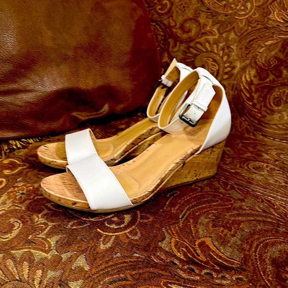 Naturalized cork heel shoes